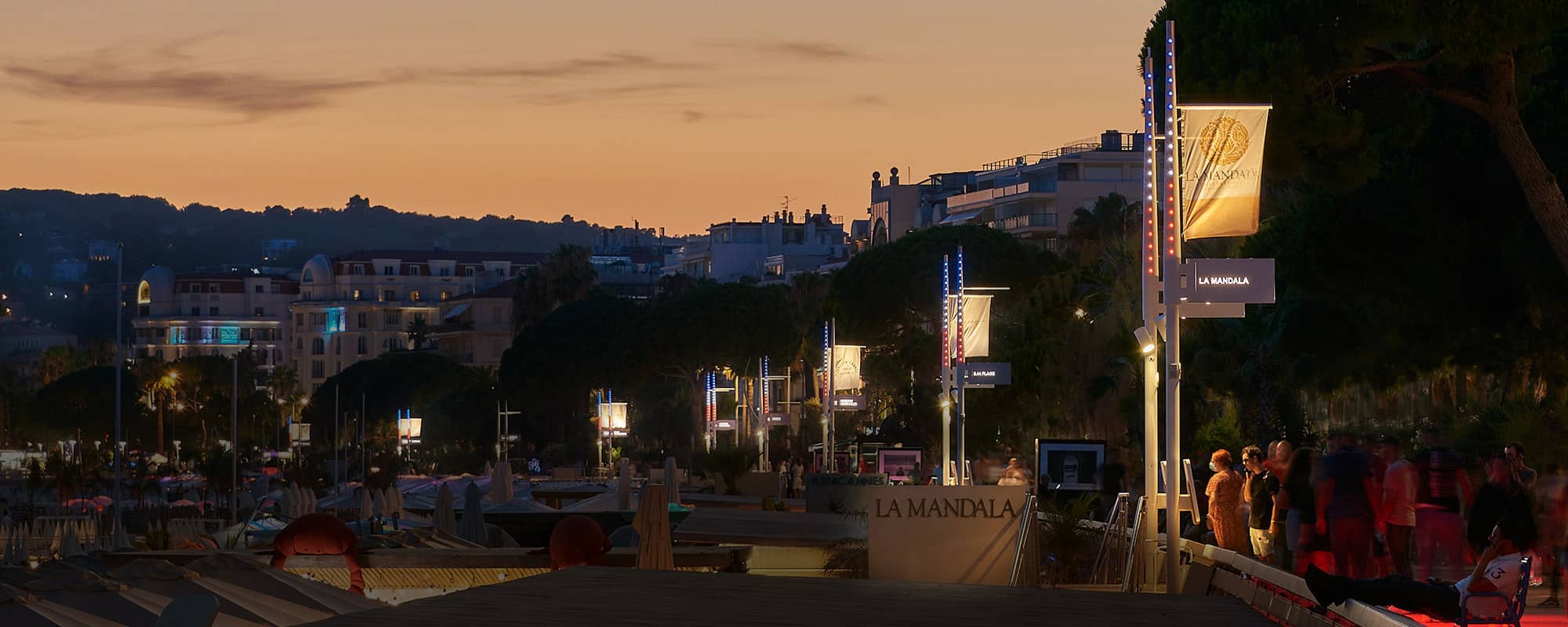 Photo de la baie de Cannes, La Croisette équipée des mâts plurifonctionnels