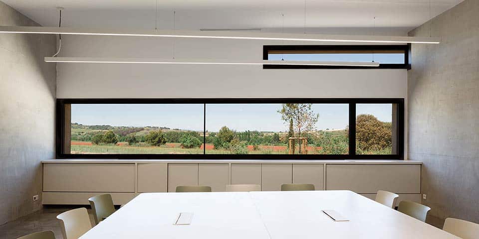 salle de réunion du NBT avec vue sur les champs en fleurs