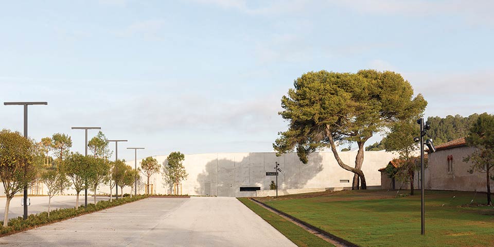 extérieur avec espace paysager, parking et lampadaires Shiraz K