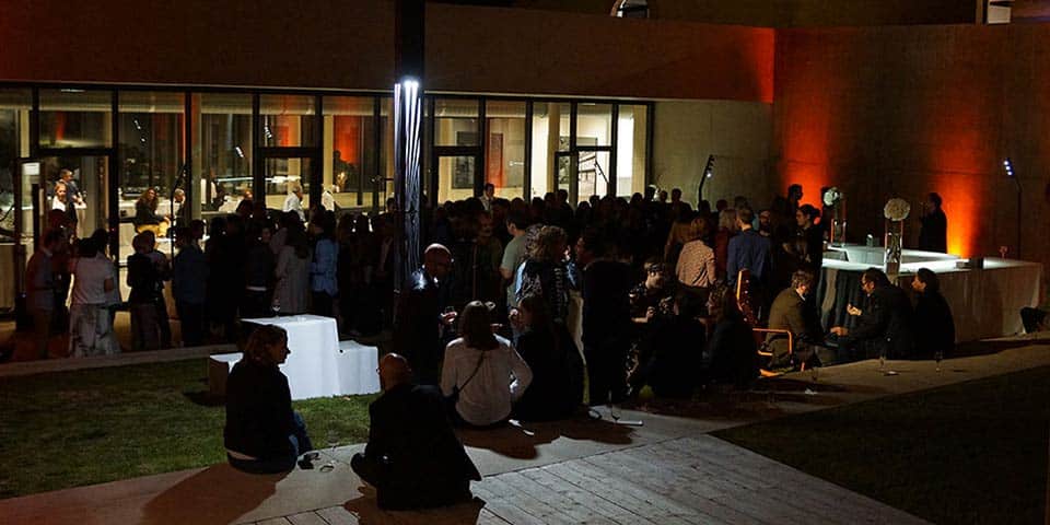 groupe de personnes assistant à un colloque