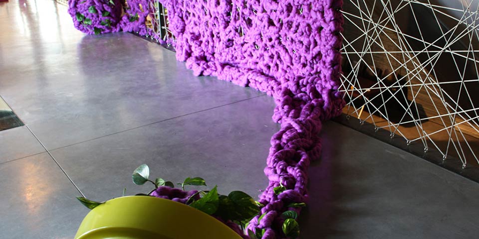 œuvre d'art vigne violette crochetée, en corde dans son pot