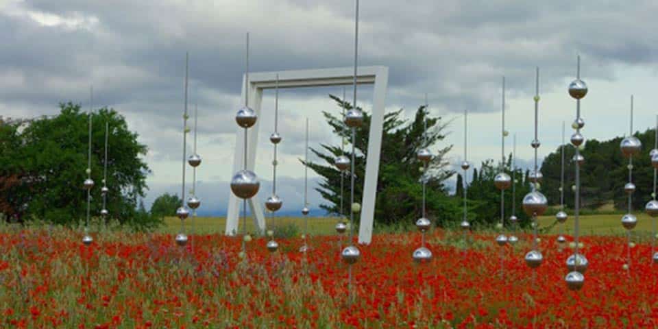 installation artistique dans le champs de Lézigno