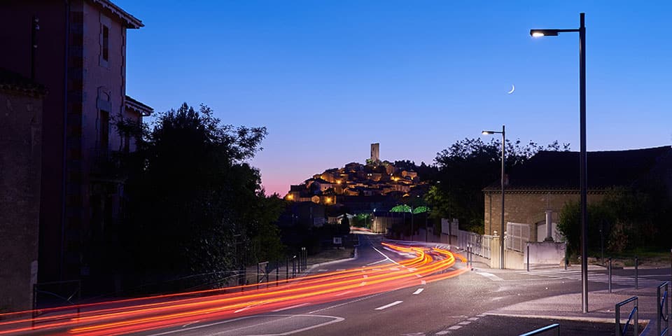 entrée et traversée de Montady de nuit avec lampadaires ICE