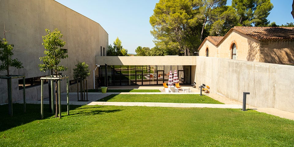 Gradines extérieures jardin espace de détente entre le chai et le NBT de Lézigno