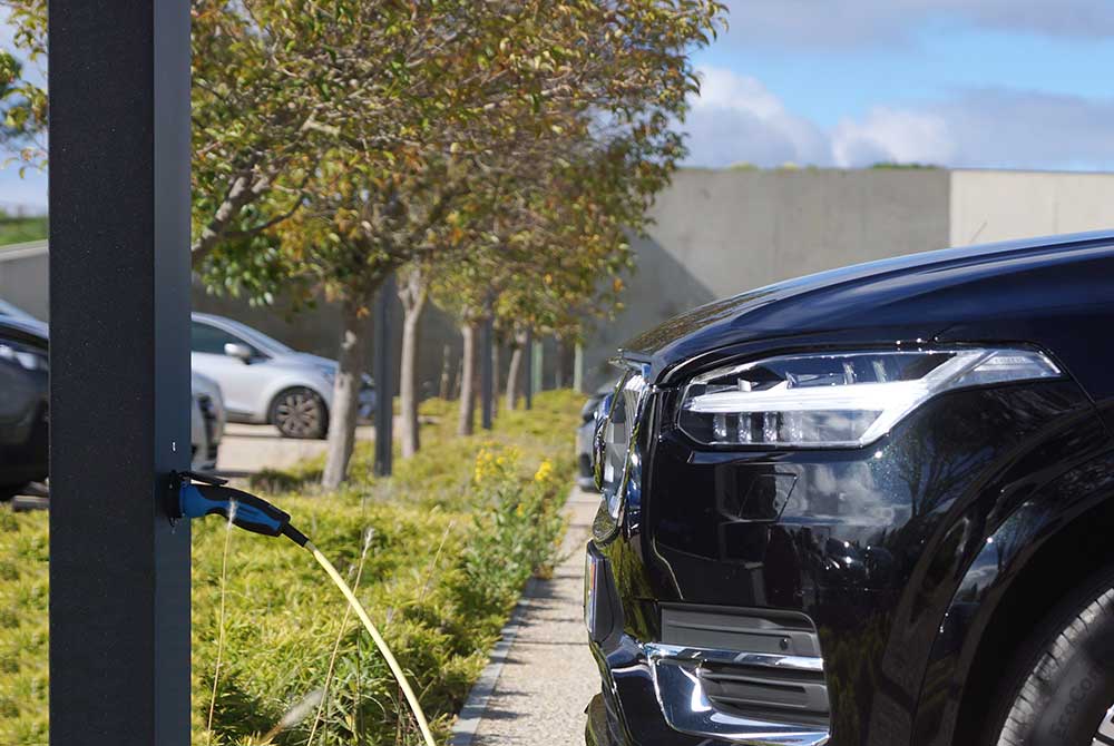 borne de recharge électrique pour mobilités douces et véhicules électriques intégrée à un mât d'éclairage public Technilum