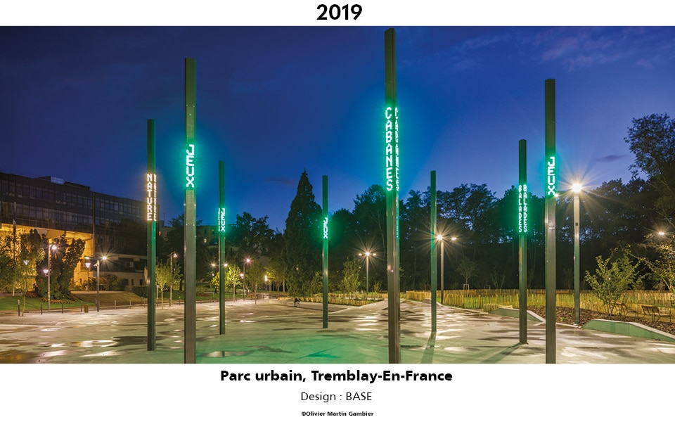 Projet Parc urbain à Tremblay-En-France, mât totem Jeny équipés d'écrans Littlewords