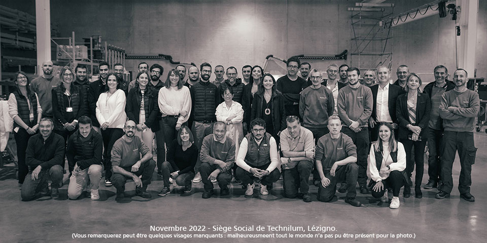 Photo de groupe des équipes Technilum dans l'usine