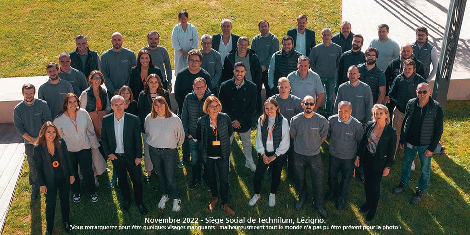 photo de groupe en extérieur des équipes Technilum