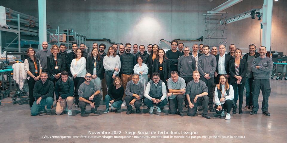 Photo de groupe d'une partie des salariés de Technilum