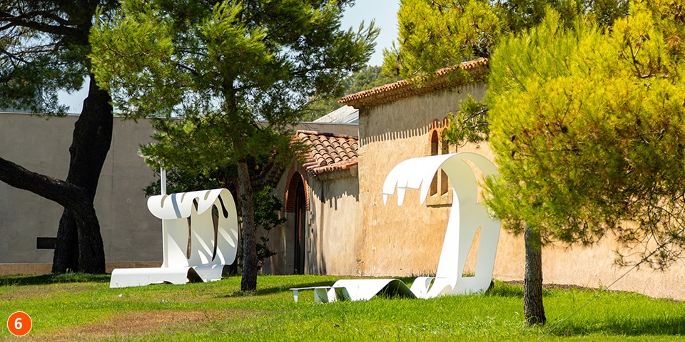 sculpture banc en forme de vague avec lampadaire