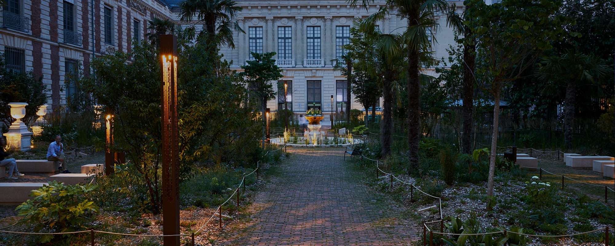 Colonnes lumineuses ajourées en aluminium pour les jardins de la BNF, site Richelieu, à Paris