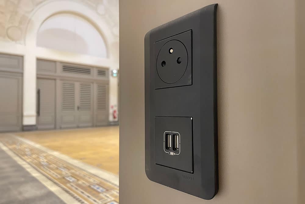 usb outlet for recharging electrical appliances integrated into a Technilum public lighting column
