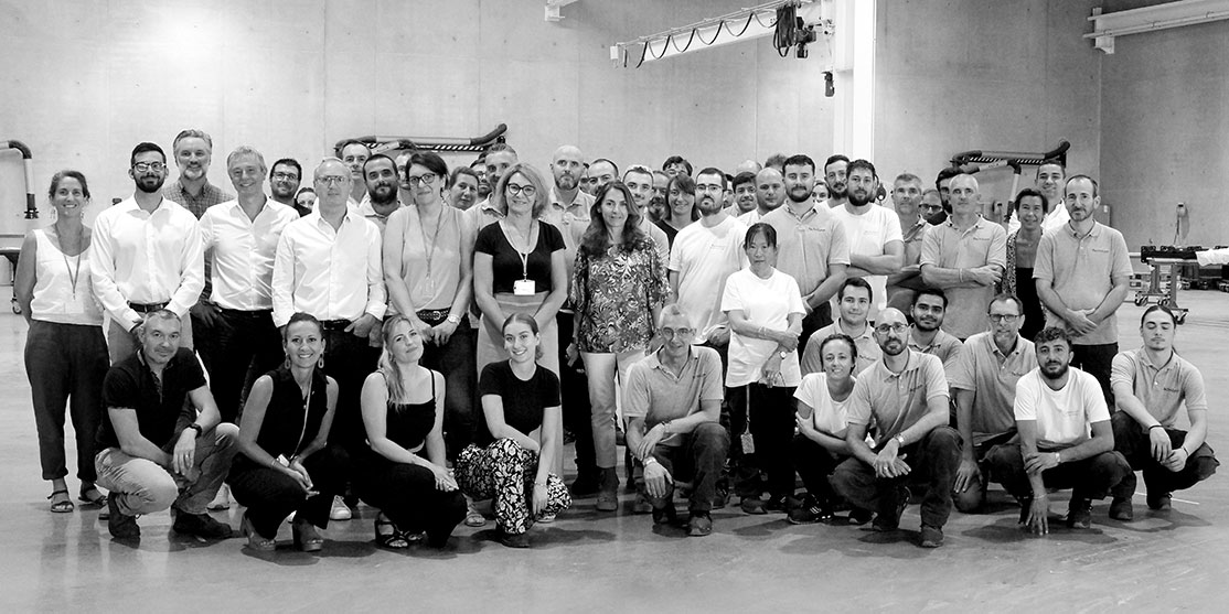 photo de groupe halle de montage NBT des équipes Technilum