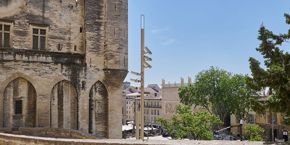 Avignon place palais des papes caladoc nouveau lampadaire